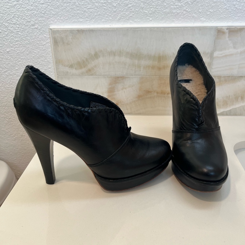 UGG Women’s Jameson Black Leather Heel Ankle Booties size 8.5M